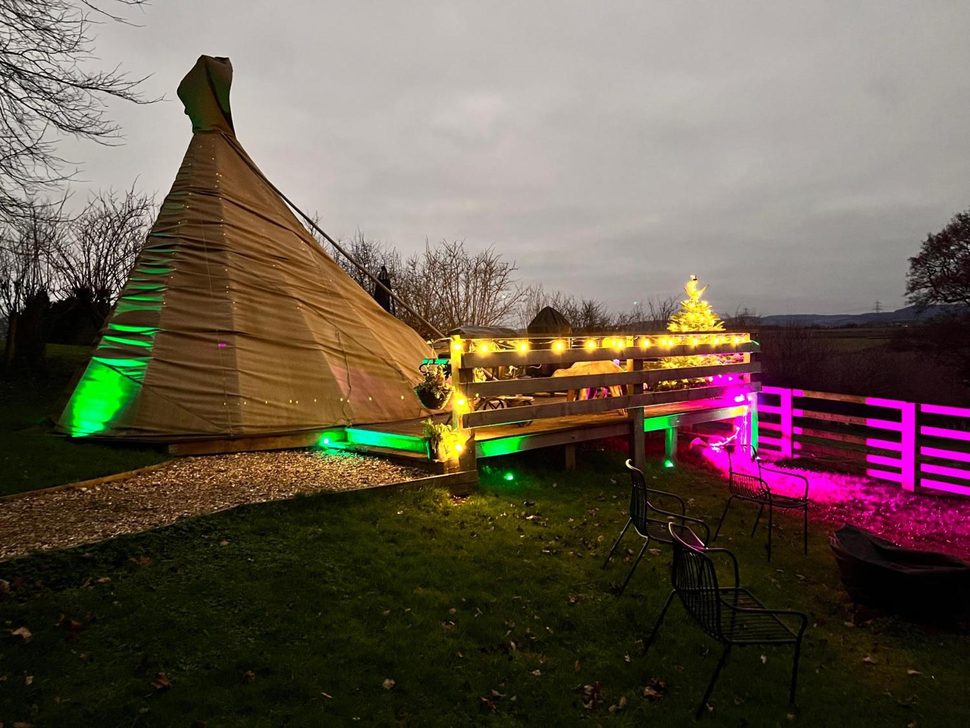 Burtree Country House, Tipi'S, Treehouse & Lodge & House Rooms With Hot Tubs In A Private Garden เทิร์สก์ ภายนอก รูปภาพ