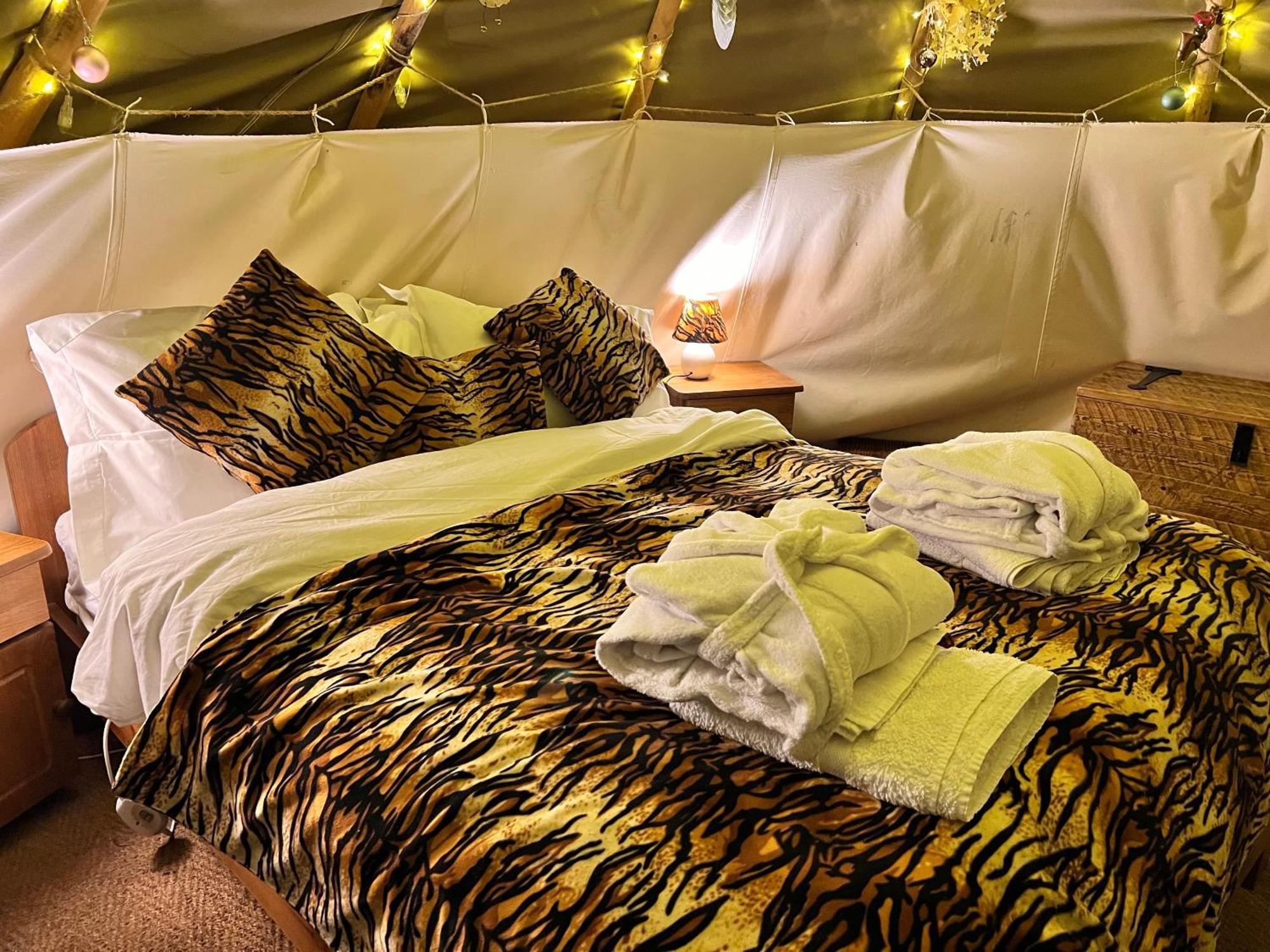 Burtree Country House, Tipi'S, Treehouse & Lodge & House Rooms With Hot Tubs In A Private Garden เทิร์สก์ ภายนอก รูปภาพ